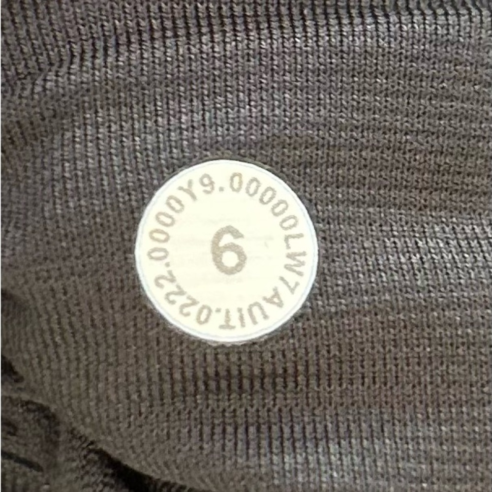 Lululemon Hotty Hot Short EUC Size 6 - Picture 3 of 3